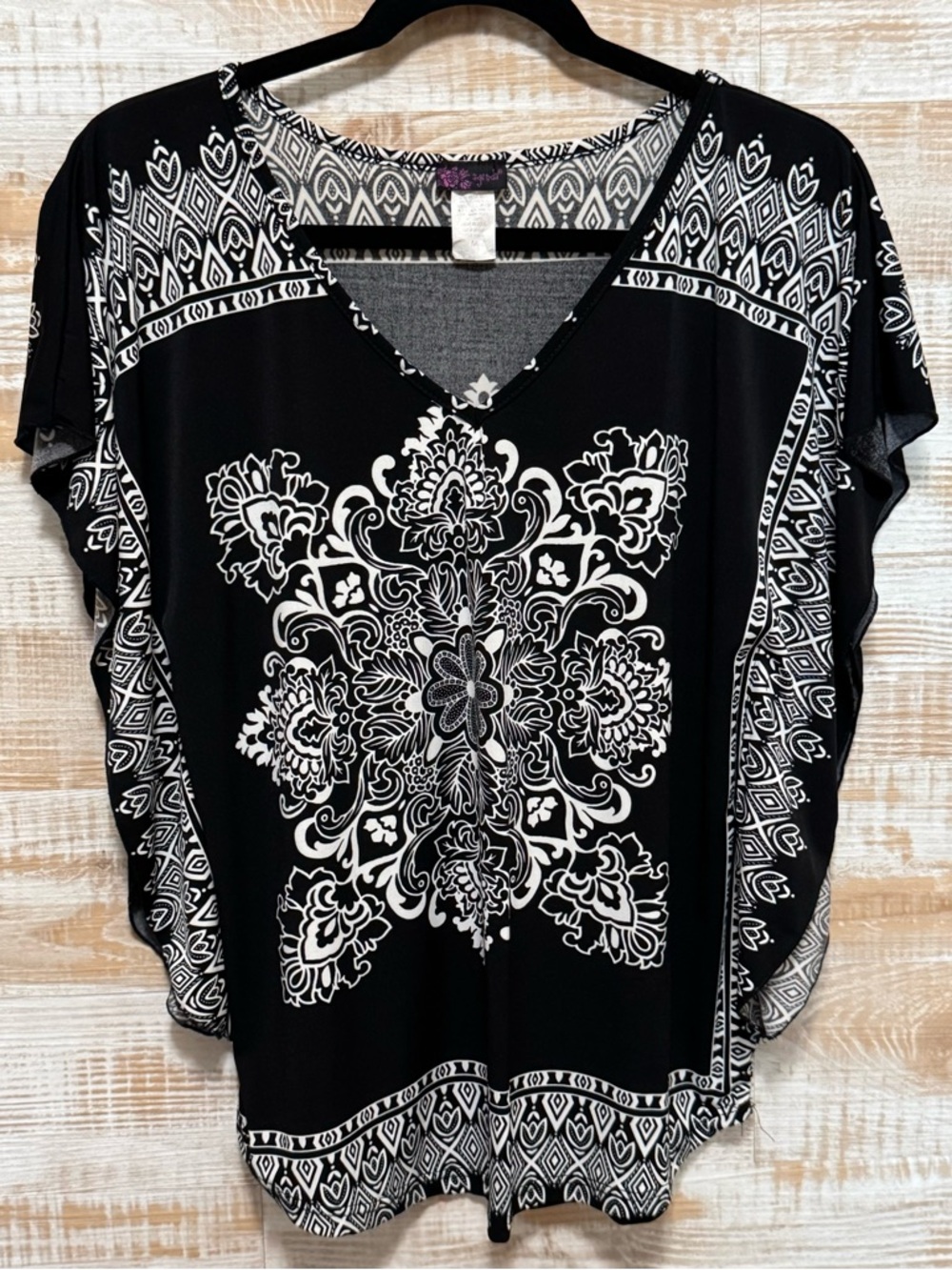 Agenda Black & White Graphic
Mandala Top Dolman Sleeves Size
Medium